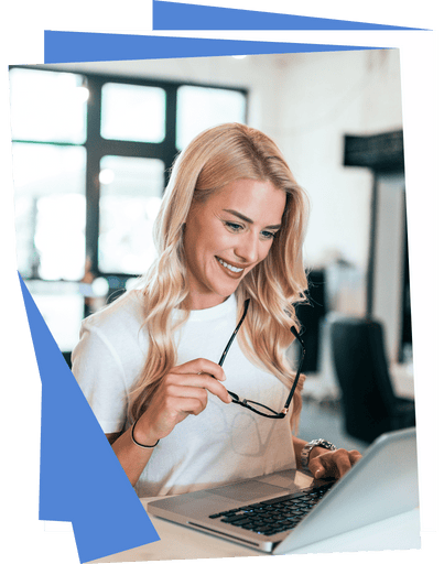 курс fullstack, девушка перед ноутбуком